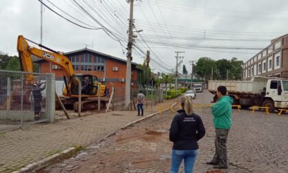 Secretaria de Obras bloqueia trânsito em trecho da Rua Isidoro Neves