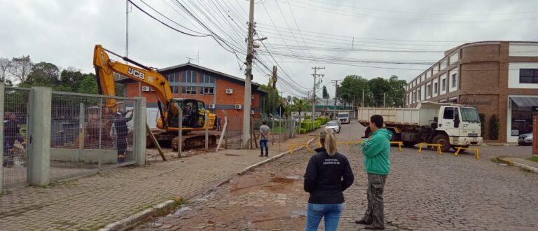 Secretaria de Obras bloqueia trânsito em trecho da Rua Isidoro Neves