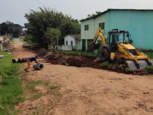 Pavimentadora inicia calçamento de quatro lotes