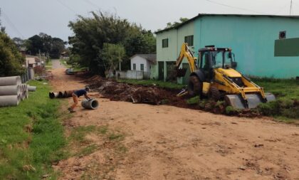 Pavimentadora inicia calçamento de quatro lotes