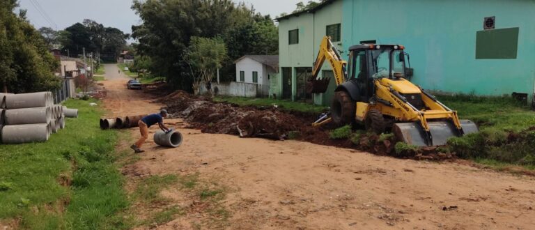 Pavimentadora inicia calçamento de quatro lotes