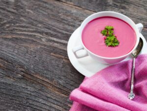 6 sopas frias e leves para os dias de calor