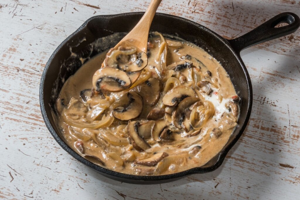 Strogonoff de cogumelos e tofu em panela em cima de uma mesa