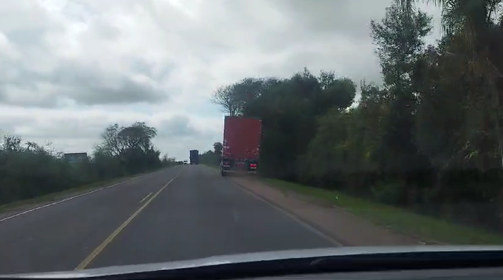 Atenção, imagens fortes: acidente na BR-290 foi registrado em vídeos que mostram momentos que antecederam e a queda da carreta às margens da estrada / Foto e vídeos: Reprodução