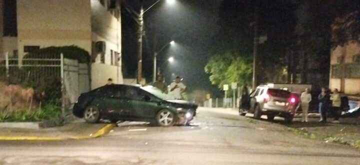 Dois carros colidem na Ramiro Barcelos