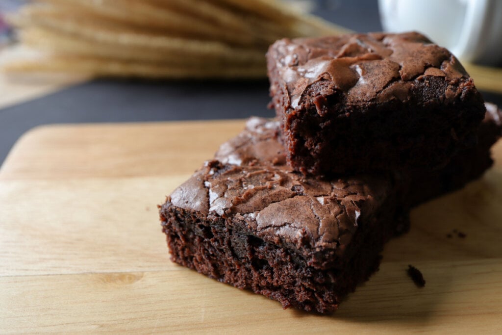 Dois brownies de chocolate um em cima do outro