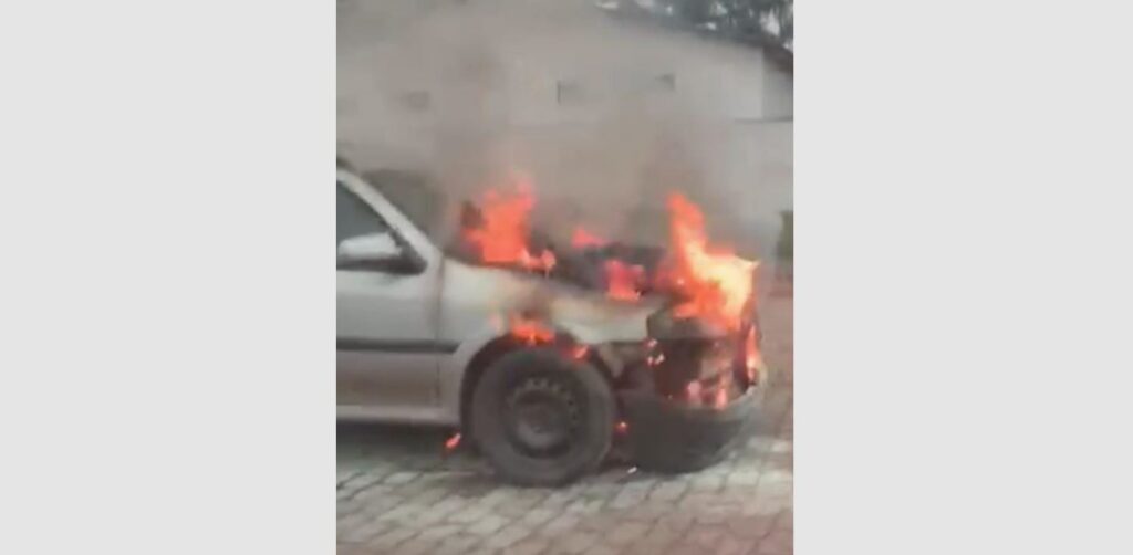 Carro teve toda a parte mecânica destruída pelas chamas / Foto: Divulgação