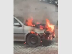 Carro pega fogo na Avenida João Neves