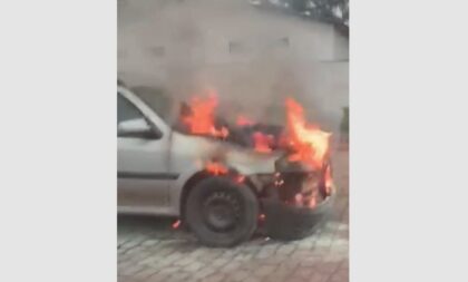 Carro pega fogo na Avenida João Neves