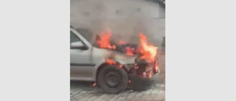 Carro pega fogo na Avenida João Neves