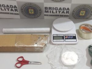 Brigada apreende quase 1 quilo de drogas no Tupinambá