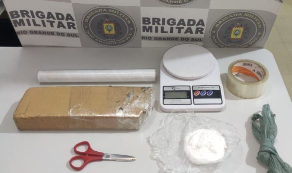 Abordagem no Bairro Tupinambá resultou na apreensão de maconha e cocaína / Foto: Brigada Militar/Divulgação