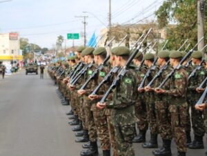 Desfile altera trânsito nas ruas centrais