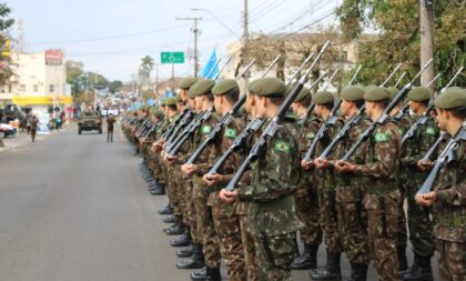 Desfile altera trânsito nas ruas centrais