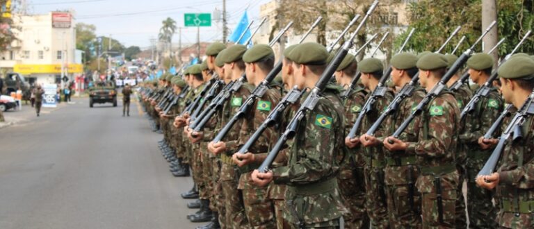 Desfile altera trânsito nas ruas centrais