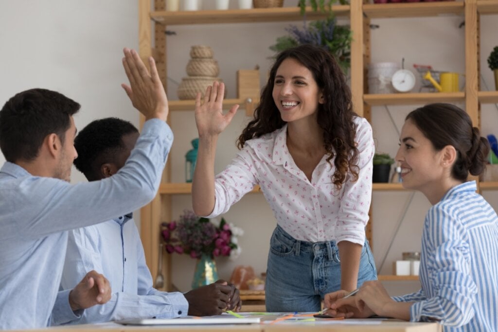 Equipe de trabalho conversando no escritório