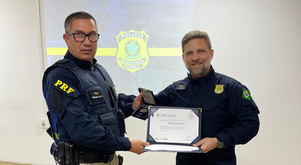 PRF cachoeirense Ernani Dias (à esquerda) recebeu a placa de reconhecimento por ato de bravura das mãos do diretor-geral da instituição / Foto: PRF/Divulgação