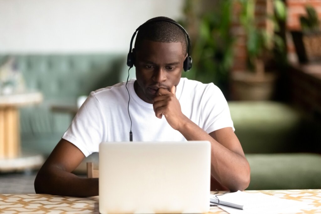 estudante usando computador