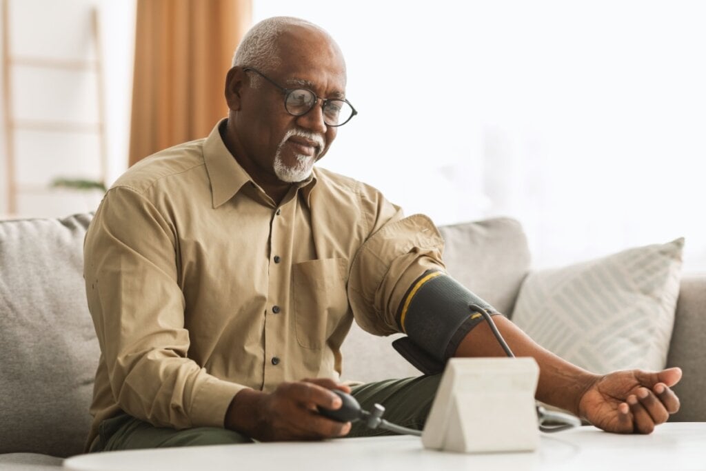 Homem medindo a pressão arterial 