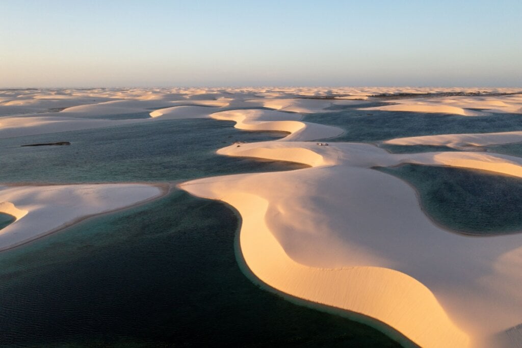 Vista de cima das lagoas que se formam nos Leçóis maranhenses 