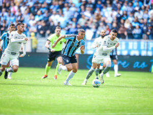 Grêmio perde com gols nos acréscimos na volta da Arena