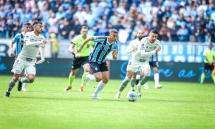 Grêmio perde com gols nos acréscimos na volta da Arena