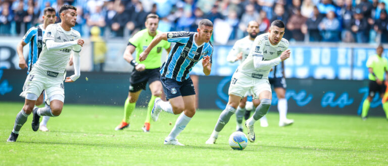 Grêmio perde com gols nos acréscimos na volta da Arena