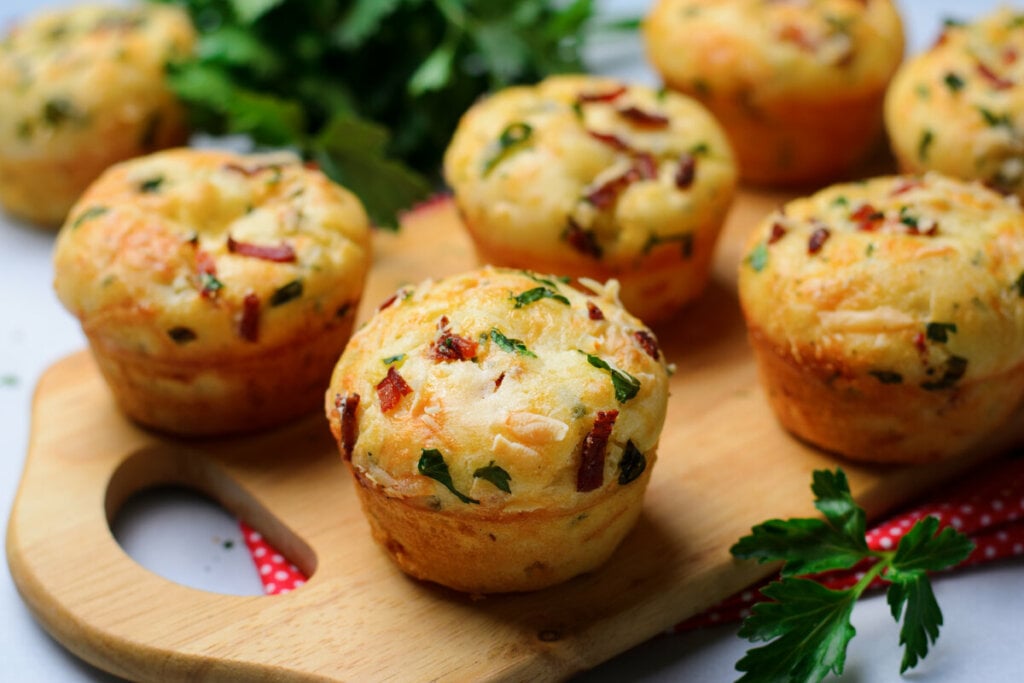 Muffins com bacon em cima de uma tábua de madeira