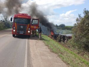 Cachoeira do Sul: condutor morre após carreta tombar e pegar fogo na BR-290