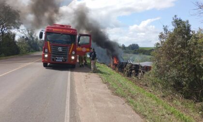 Cachoeira do Sul: condutor morre após carreta tombar e pegar fogo na BR-290