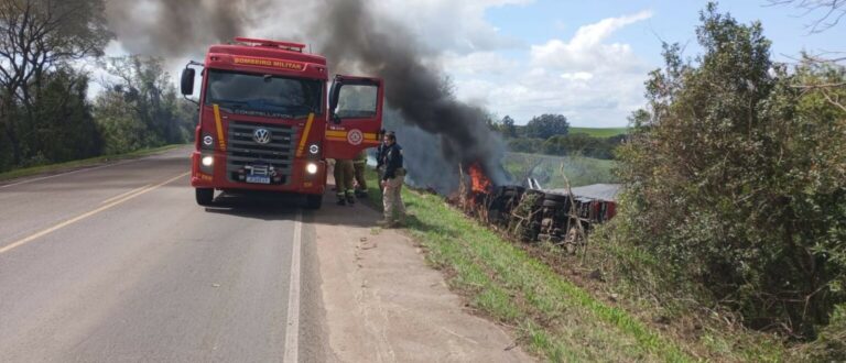 Cachoeira do Sul: condutor morre após carreta tombar e pegar fogo na BR-290