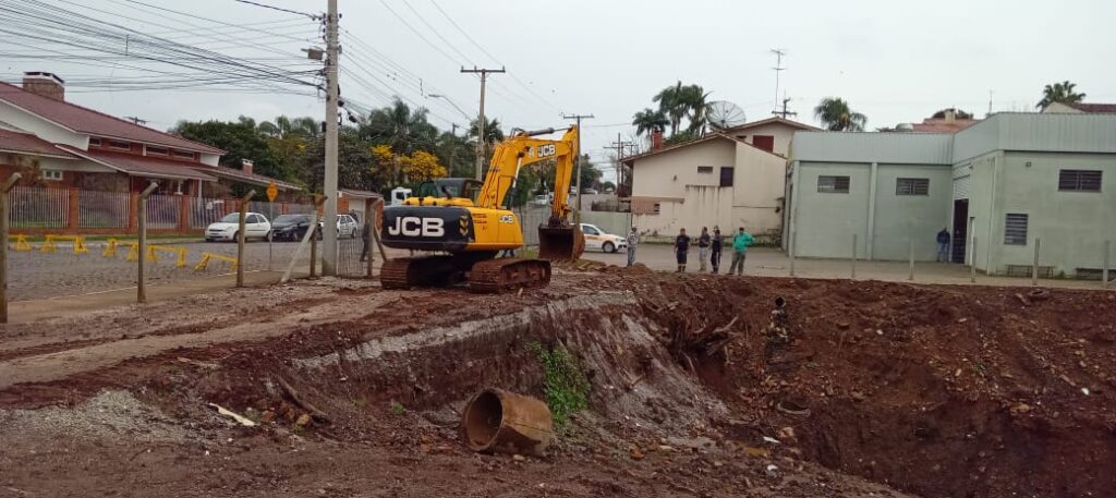 Chuva dos últimos dias coloca Defesa Civil Municipal em atenção a áreas de risco potencial. Na foto, ação preventiva adotada nesta quarta-feira pela Secretaria de Obras na Rua Isidoro Neves da Fontoura / Foto: PMCS/Divulgação