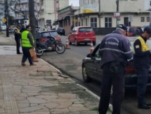 Setor de Trânsito passa a caneta em quem não usa cinto em Cachoeira