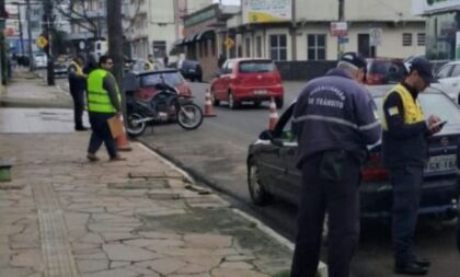 Setor de Trânsito passa a caneta em quem não usa cinto em Cachoeira