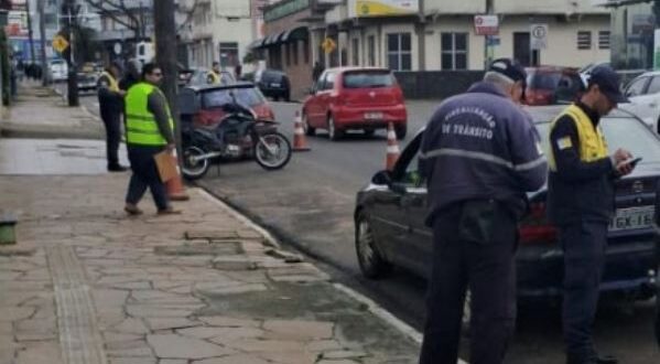 Setor de Trânsito passa a caneta em quem não usa cinto em Cachoeira