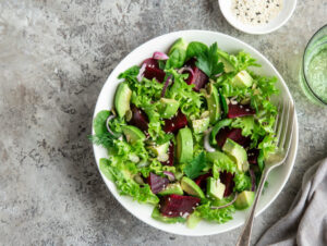 7 saladas detox para ajudar a emagrecer