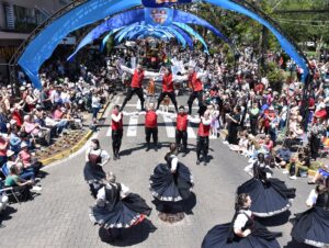 Maior desfile da história da Oktoberfest reúne  mais de 40 mil espectadores