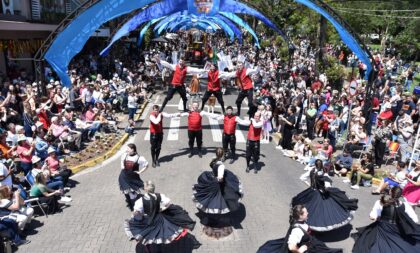 Maior desfile da história da Oktoberfest reúne  mais de 40 mil espectadores