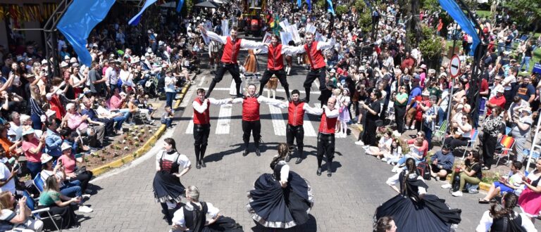 Maior desfile da história da Oktoberfest reúne  mais de 40 mil espectadores