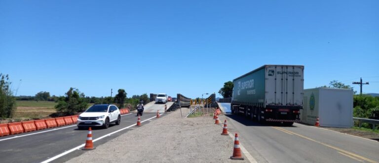 Segunda ponte provisória é instalada na RSC-287