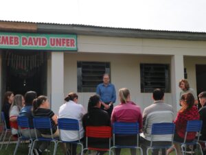 Secretária de Educação e prefeito prestam homenagem a professores em Cerro Branco