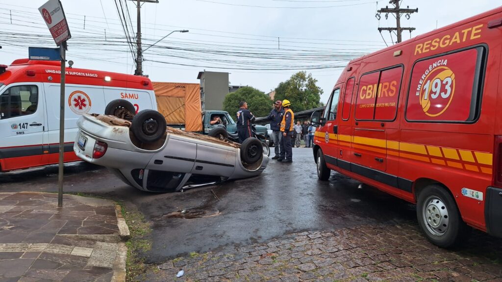 Acidente na Rua David Barcelos: após carro capotar, ocupantes fugiram. Trânsito precisou ser bloqueado no local na manhã desta segunda-feira / Fotos e vídeo: Milos Silveira/OC