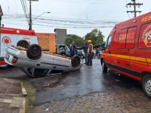 Carro capota e ocupantes fogem no Centro de Cachoeira