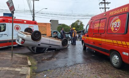 Carro capota e ocupantes fogem no Centro de Cachoeira