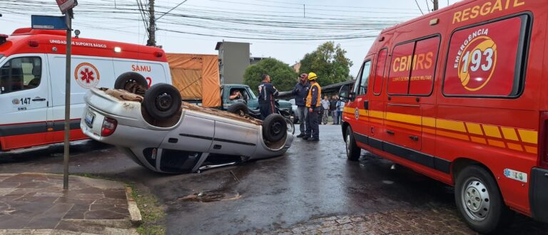 Carro capota e ocupantes fogem no Centro de Cachoeira