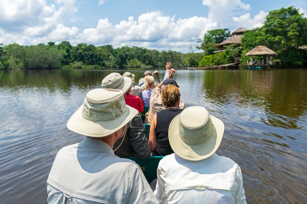 Pessoas em um barco navegando no rio Amazonas 