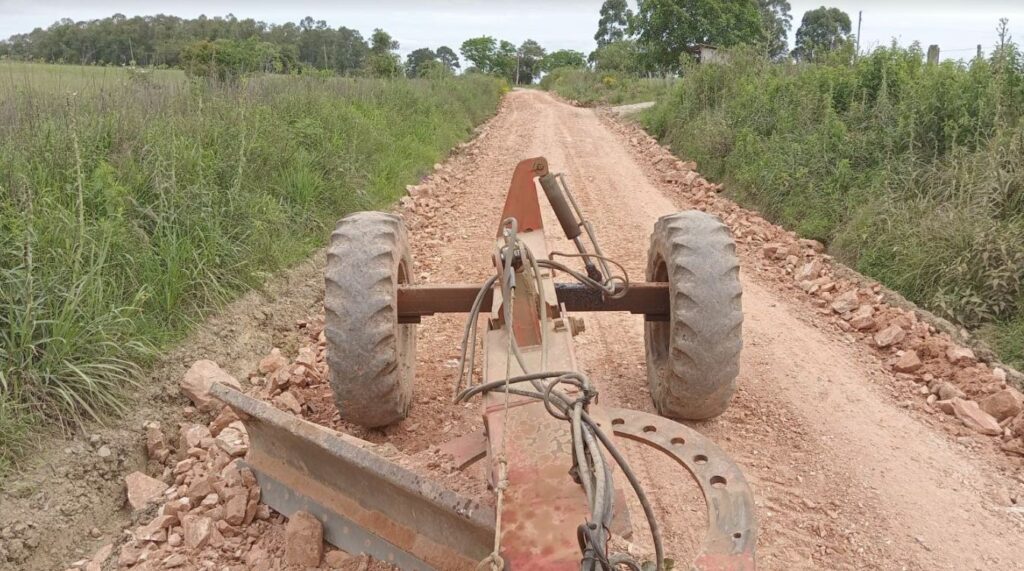 Mutirão de patrolamento realizado pela Secretaria do Interior beneficiou localidades como Barragem do Capané, Barro Vermelho, entre outras / Foto: PMCS/Divulgação