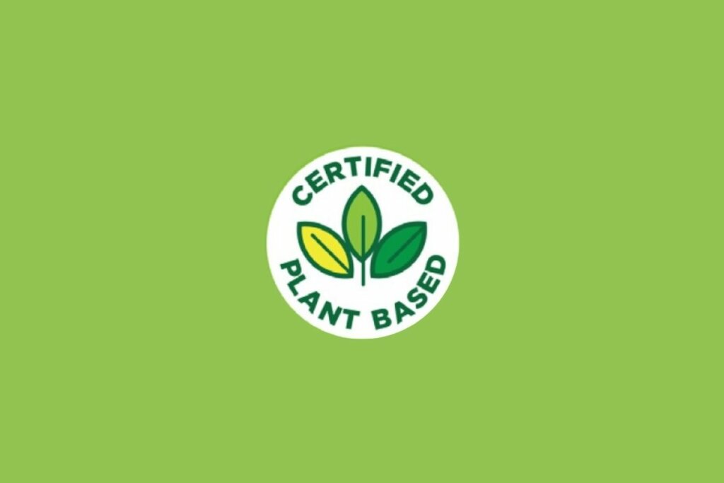 Selo Certified Plant Based com três folhas verdes em tons diferentes no centro rodeadas pelo nome do selo 