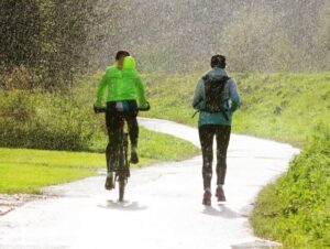 6 dicas para pedalar com segurança na chuva