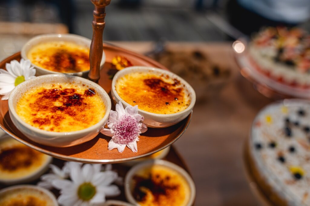 Creme brulée de limão-siciliano em recipientes